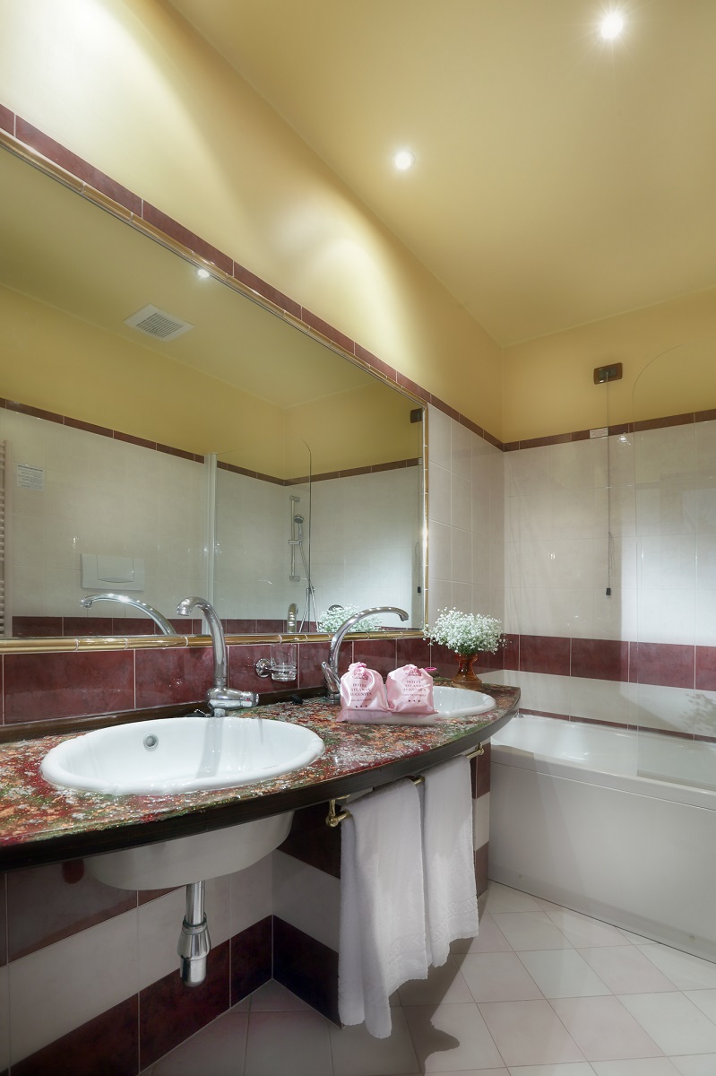 deluxe-triple-room-bathroom